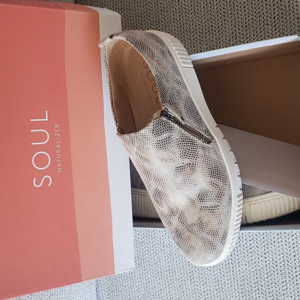 Excellent condition, worn twice, ladies Soul sneakers by Naturalizer size 8.5